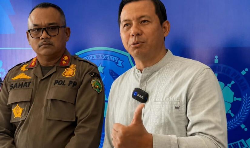 Usai Kegiatan Rapat tertutup Tim Terpadu Pemerintah Kota Bengkulu, General Manager Hotel Mercure Bengkulu, Herman Tri Wuryanto Memberikan Klarifikasi di Kantor Satpol PP Kota Bengkulu, Jumat (29/5/2026).
