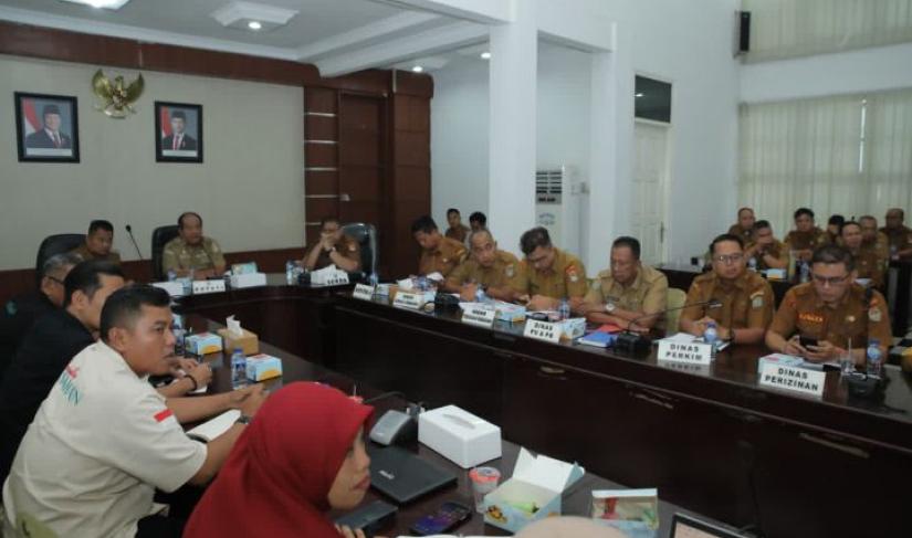 Bupati Asahan Taufik Zainal Abidin S.Sos, M.Si menerima Laporan Akhir Feasibility Study Gerai UMKM Kabupaten Asahan di Aula Mawar Kantor Bupati, Senin 11/5/2026.