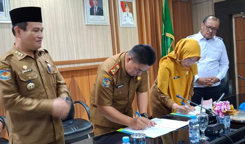 Sekretaris Daerah Kabupaten Bengkulu Selatan, Susmanto, dan Sekretaris Daerah Kabupaten Kepahiang, Hartono, di Ruang Rapat Merah Putih Kantor Gubernur Bengkulu, Senin (6/7).