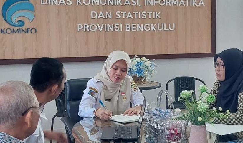 Kepala Diskominfotik Provinsi Bengkulu, Dr. Hj. Nelly Alesa, S.IP., SKM., M.Si. 