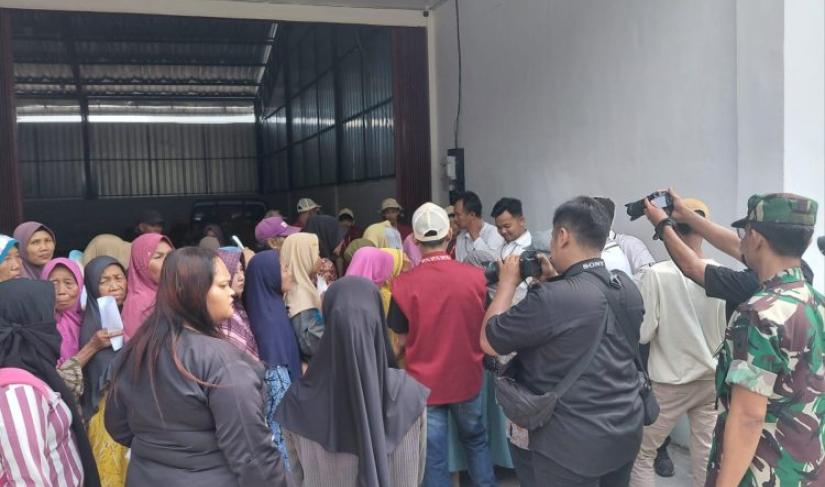 Berbagai kebutuhan pokok dijual dengan harga terjangkau, mulai dari beras, minyak goreng, gula, telur, hingga aneka jajanan khas hasil produksi masyarakat Desa Kesongo.