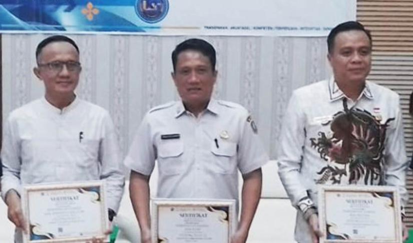 Pemerintah Kabupaten Kaur menerima tiga piagam penghargaan atas kinerja pengelolaan keuangan daerah tahun 2025.
