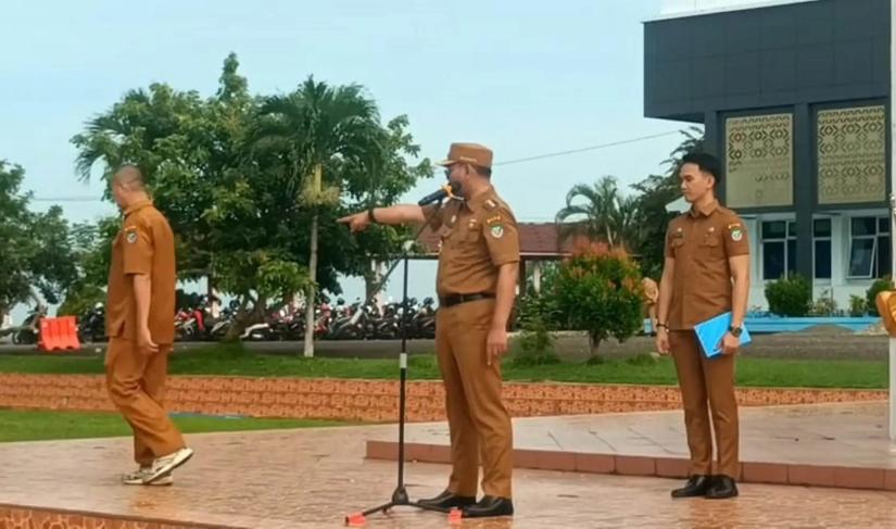 seorang Aparatur Sipil Negara (ASN) nekat merokok saat Bupati Seluma, Teddy Rahman tengah memimpin apel pagi yang digelar pada Senin, 5 Januari 2026.
