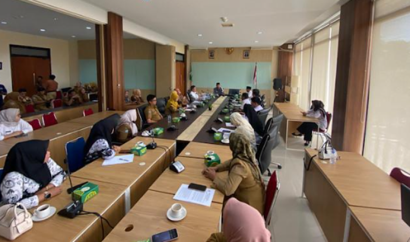 Ketua Komisi I DPRD Provinsi Bengkulu, Zainal, saat menerima audiensi Dewan Pimpinan Daerah Persatuan PPPK Paruh Waktu Indonesia (PPWI) Provinsi Bengkulu.