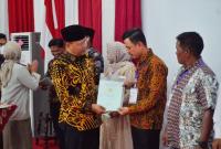 Gubernur Bengkulu Rohidin Mersyah yang menyerahkan 300 Sertifikat Tanah