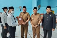 Bupati Seluma Erwin Octavian menyerahkan Surat Keputusan (SK) guru dengan status Pegawai Pemerintah dengan Perjanjian Kerja (PPPK)