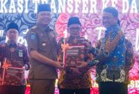 Penyerahan Daftar Isian Pelaksanaan Anggaran (DIPA) dan Alokasi Transfer ke Daerah (TKD) Tahun Anggaran 2023, di Balai Raya Semarak Bengkulu, Senin (05/12). 