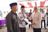 Bupati BS dan Kepala Dinas PMD menyerahkan secara simbolis dokumen yang warga urus saat program Buji’an Dusun Foto/Dok 