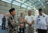 Tampak Wakil Walikota Dedy Wahyudi saat Memantau Stok Pangan di Gudang Foto/Dok