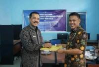 Penyerahan berkas kadis Kominfo lama ke kadis Kominfo yang baru