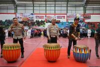 Wabup bersama anggota penting yang hadir menabuh gendang sebelum acara diulai
