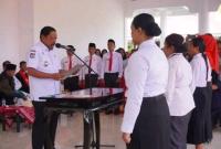 Bupati BU, menyerahkan Surat Keputusan (SK) Pegawai Pemerintah dengan Perjanjian Kerja (PPPK ) berjumlah 256 orang guru kelas ahli pertama, di Balai Daerah Bengkulu Utara,