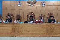 Wakil Bupati BU, berama Ketua DPRD BU, di dampingi Waka 1 DPRD BU