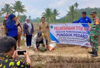 Bhabinkamtibmas Polsek Lebong Selatan Polres Lebong Polda Bengkulu, Bripka Abdul Aziz, menghadiri Titik Nol Pembangunan Jalan Usaha Tani (JUT), di Desa Pungguk Pedaro Kecamatan Bingin Kuning Kabupaten Lebong, Senin (28/8/2023).
