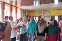 Tampak Bupati Bengkulu Selatan Gusnan Mulyadi saat Berikan Langsung Bantuan Pangan Ke masyarakat Foto/Dok Fb