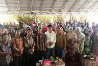 Foto Bersama Warga dan Dewan Suimi Fales di Badrika