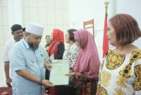 Walikota Bengkulu serahkan sertifikat tanah kepada warga Kelurahan Lingkar Barat.