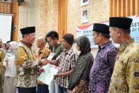 Gubernur Rohidin Mersyah hadiri penyerahan sertifikat Hak Pakai (HP) Pemprov Bengkulu dan Pemkot Bengkulu, Penyerahan Sertifikat PTSL, Penyerahan Sertifikat Tanah Wakaf Serta Penyerahan Dokumen Persetujuan Substansi RTRWP oleh Kementerian ATR/BPBD RI, di Ruang Pola Provinsi Bengkulu, Selasa (25/7). 