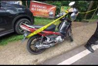 Sepeda motor korban tak jauh dari ditemukannya korban tergeletak.