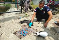 Tim INAFIS saat mengidentifikasi pakaian korban, kemarin.