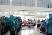  Derta usai menutup rangkaian Pembinaan 10 Program Pokok PKK di Gedung Serba Guna Pemerintah Kabupaten Kaur, Rabu (8/3). 