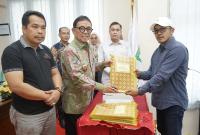 Penyerahan Dokumen Pelaksanaan Anggaran (DPA) kepada kepala OPD di aula Badan Keuangan Daerah (BKD), Jumat (13/1/2023).