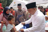 Dempo Xler saat Berikan Santunan Kepada Anak Yatim dari Baznas Provinsi Bengkulu Foto/Dok