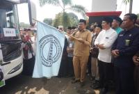 Bupati dan Wabup BU mengangkat bendera tanda pelepasan CJH Bengkulu Utara