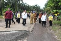 Presiden RI saat meninjau lokasi Bersama Gubernur Bengkulu, Bupati Dan Wakil bupati Beserta Pejabat Penting Lain Nya