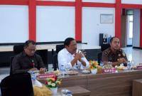 Bupati BU,Ir H Mian  Saat Menyampaikan apresiasinya terhadap Dinas Penanaman Modal dan Pelayanan Terpadu Satu Pintu (DPMPTSP) di ruang Rakor 