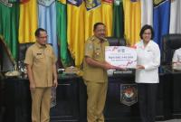 Bupati BU Saat Menerima Dana Insentif Fisikal Dari menteri keuangan 
