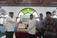 Bupati BU Ir mian saat menyerah kan bantuan kepada ketua LDII  