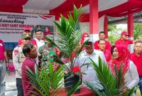 Bupati BU Ir mian saat membagikan bibit sawit kepada warga di kecamatan pinang raya 