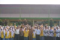 Wabup Arie Seftia Adinata SE, M, Ap bersama siswa/ beserta kepala sekolah dan guru-guru SMAN  02 BU 