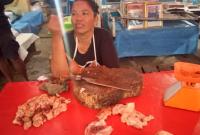 Pedagang daging ayam Pasar Panorama, Desi.