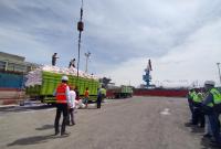 Aktivitas bongkar muat pelabuhan Pulau Baai Bengkulu.