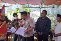  Asisten I Kota Bengkulu Eko Agusrianto didampingi Kadis Sosial Kota Bengkulu Sahat Marulitua Situmorang saat mengunjungi salah satu warga Kota Bengkulu dari suku batak, non muslim yang meninggal dunia di Jalan Sadang II Kelurahan Lingkar Barat dalam rangka menyerahkan KK, KTP dan akta kematian (program 3 in 1), Senin (3/4/23).