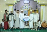 Wakil Walikota Bengkulu Dedy Wahyudi  serahkan bantuan, Senin malam (7/4).