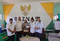  Salah satu pihak keluarga/ahli waris (Alm) Marjoko yang makamnya terdapat di Kelurahan Pekan Sabtu menerima bantuan uang tunai sebesar Rp 1,5 juta dari BazNas Kota Bengkulu, (10/3).