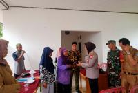 Pembagian Ayam kampung kepada warga salam harjo langsung oleh Kapolsek Kerkap