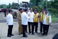 Presiden RI saat meninjau lokasi Bersama Gubernur Bengkulu, Bupati Dan Wakil bupati Beserta Pejabat Penting Lain Nya