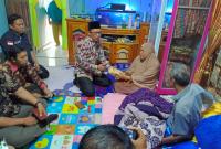 Poto saat kunjungan dan pemberian bantuan sosial