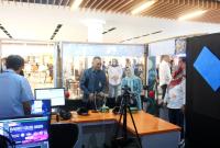 Asisten II Pemprov Bengkulu mengunjungi stand RRI Bengkulu dalam peringatan Hari Bhakti Radio ke 78 di Bencoolen Mal Bengkulu.