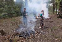 Sertu Anton Rimbo selaku Babinsa saat memberi arahan kepada warga akan bahaya kebakaran  