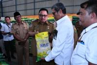 Pemkot Bengkulu meninjau ketersediaan beras di Gudang Bulog Kota Bengkulu, kemarin.