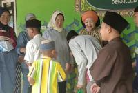 Keluarga Besar H Rustam berbagi kebahagiaan di Ponpes Hidayatullah Kabupaten Bengkulu Selatan, Jumat (17/11/23).