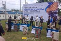 Kantor Pengawasan dan Pelayanan Bea dan Cukai Tipe Madya Pabean C Bengkulu melakukan pemusnahan jutaan batang rokok ilegal dan minuman keras senilai Rp 2,2 miliar.