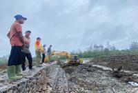 Kadis DKP Syafriandi tinjau progres pembangunan Pelabuhan Perikanan Nasional.