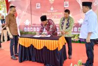 Poto penandatanganan serah terima kirab KPU Seluma 2024
