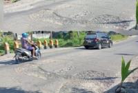 Tampak Jalan Provinsi Bengkulu Yang [Perlu Diperbaiki